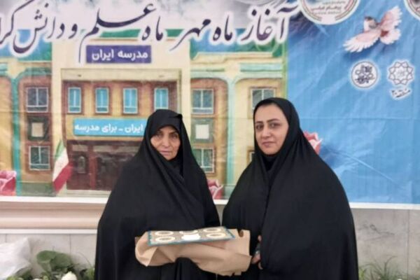 برگزاری یادواره شهدا به مناسبت هفته دفاع مقدس در دبیرستان حضرت زینب(س) ناحیه یک شهرری