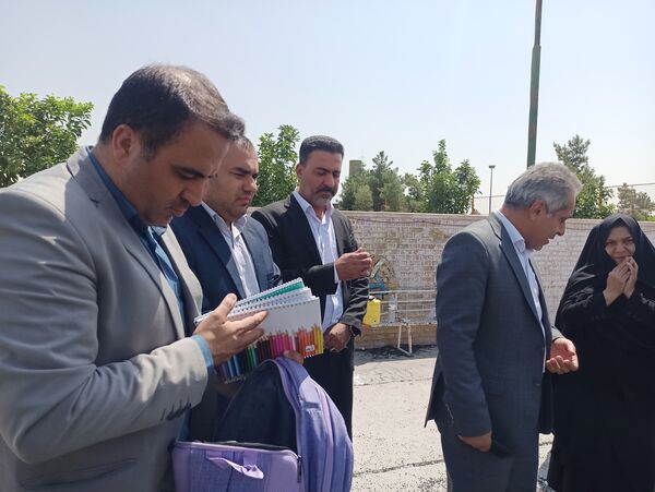 توزیع ٥٠٠ بسته کیف و لوازم التحریر میان دانش‌آموزان نیازمند در آموزش و پرورش ناحیه 3 شیراز