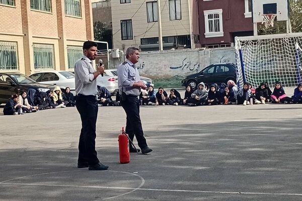 حضور‌ آتش نشانان شهر قدس در دبیرستان فرزانگان