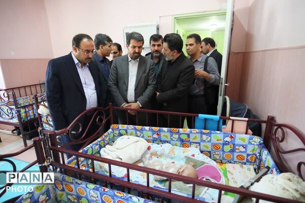 حضور استاندار همدان در کنار اعضای بهزیستی