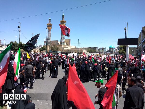 تجلی عشق در مسیر وداع با رهبر شهید