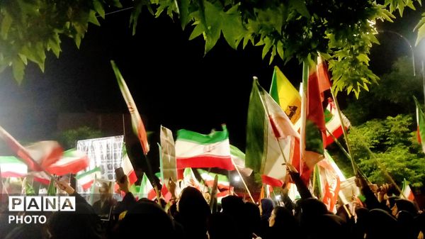 قلب‌های مردم به عشق وطن در چهار باغ خرم‌ آباد، برای ایران تپید