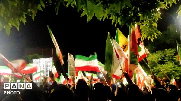 قلب‌های مردم به عشق وطن در چهار باغ خرم‌ آباد، برای ایران تپید