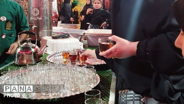 فضای معنوی مسجد جامع نیشابور با برپایی چایخانه حضرت زهرا(س) در رنگ ماتم