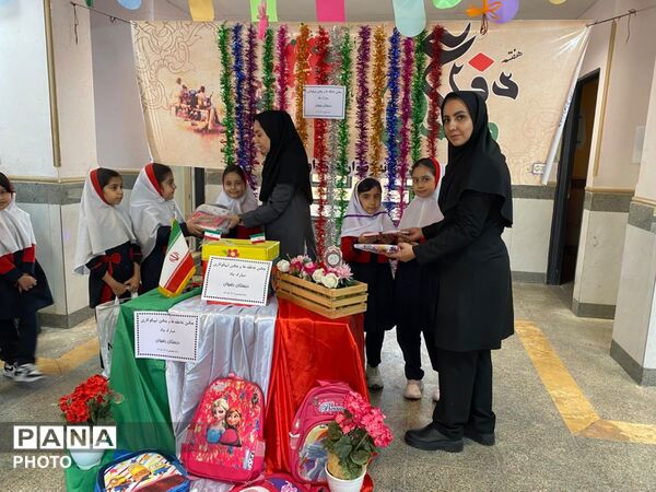 جشن عاطفه‌ها در دبستان رضوان؛ مهربانی دانش‌آموزان برای لبخند همکلاسی‌ها