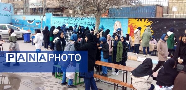 بازارچه دانش‌آموزی کسب در آمد در دبیرستان میثاق منطقه تبادکان مشهد