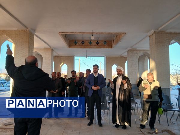 غبارروبی از قبور مطهر شهدا در شهر بخ