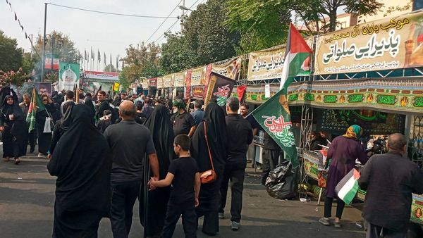 استقبال پر شور مردم از پیاده روی جاماندگان اربعین در مسیر خیابان ۱۷ شهریور تهران