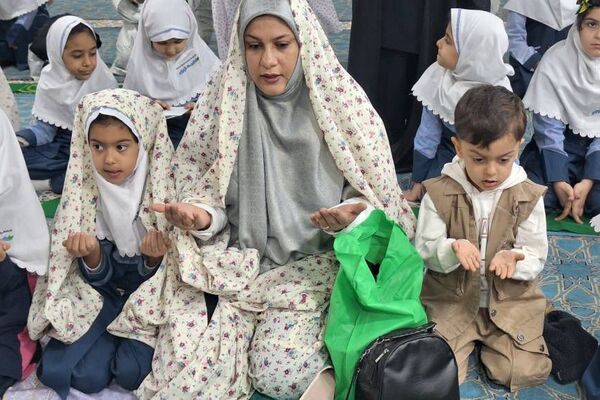 طرح نورانی «هم سجاده با مادر» در دبستان حکمت نبوی ناحیه دو شهرری 