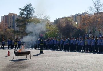 نواخته شدن زنگ پدافند غیرعامل در دبیرستان شهید خرازی اصفهان