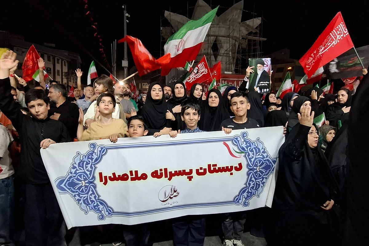 حضور دانش‌آموزان دبستان ملاصدرا در اجتماع سراسری و همخوانی سرود «باید برخاست»