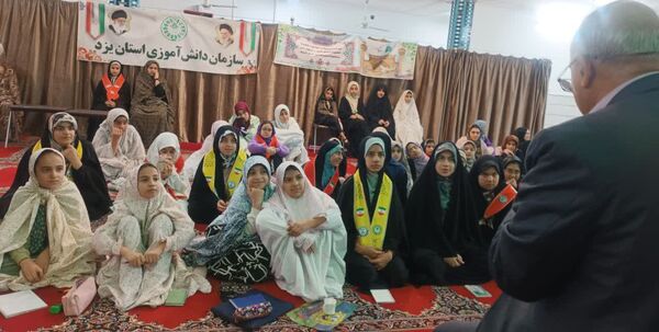 لحظاتی شاد از اعتکاف دانش‌آموزی با حضور نویسندگان و فرهیختگان یزد 