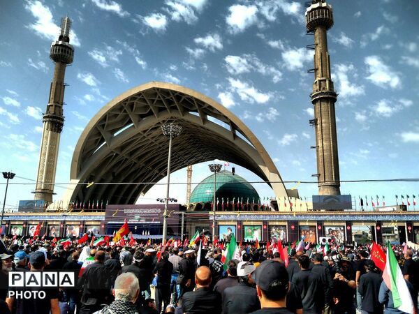 حضور دانش‌آموزان مدارس صدرای ولایت و شاهد فرقانی بناب در تشییع رهبر شهید