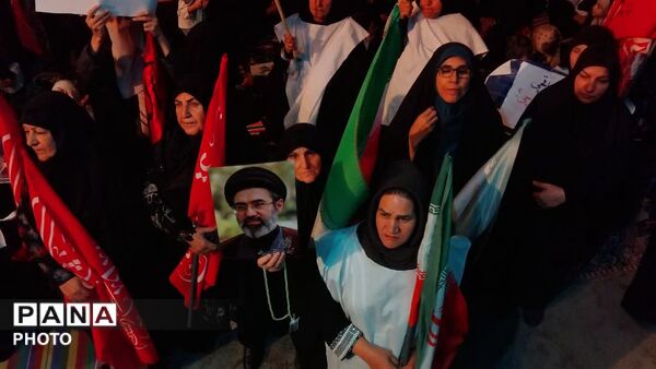 صد و پنجاه و سومین شب تجمعات «بیعت با رهبری» در نورآباد با تجدید میثاق و نماز استغاثه 