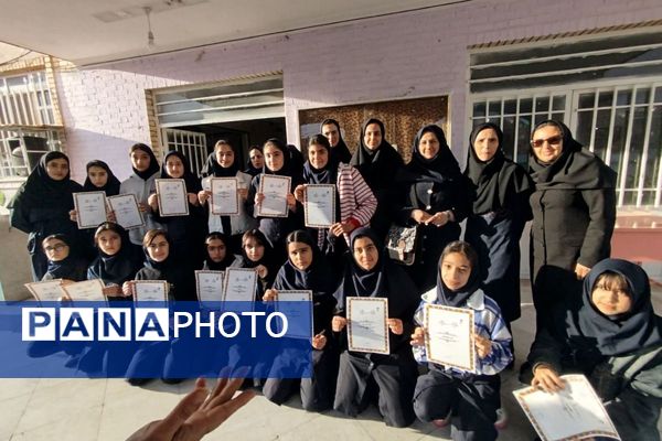 تجلیل از دانش آموزان ممتاز دبیرستان عطیه 
