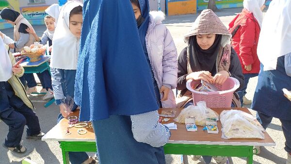 برپایی بازارچه درون مدرسه‌ای در دبستان ربابه هاشمیان یزدی شیروان