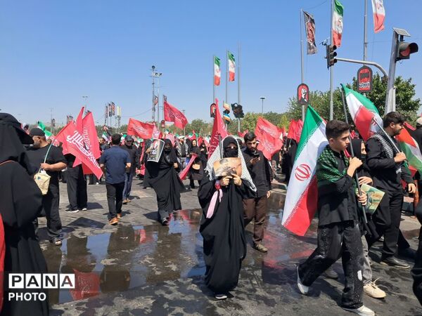  آخرین  وداع  ملت ایران با رهبر شهید در روز تشییع 