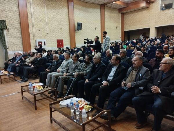 طنین شعرهای محلی در همایش شعر نهاوند
