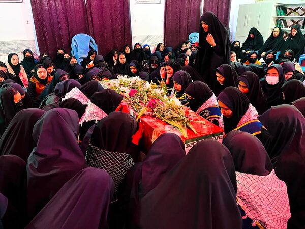 استقبال دانش‌آموزان‌ دبیرستان شاهد ریحانه‌النبی گناباد از پیکر مطهر شهید گمنام