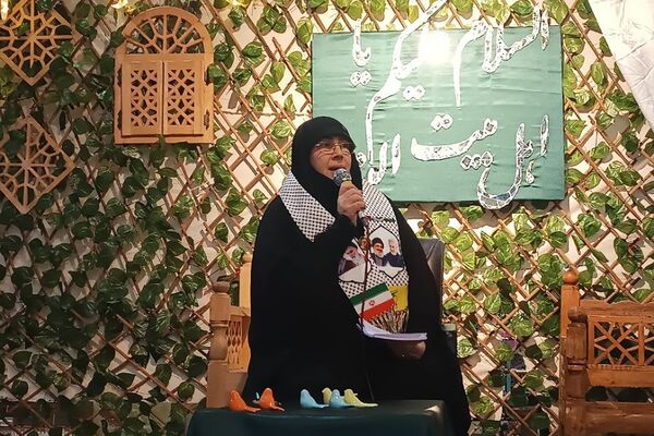 لحظات ناب راز و نیاز دانش‌آموزان دختر اسلامشهری در خلوت عاشقانه با خدا در اعتکاف