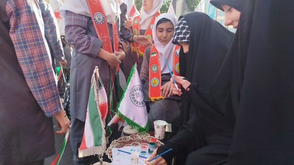 غرفه نسل افتخار سازمان دانش‌آموزی استان آذربایجان شرقی در راهپیمایی ۱۳‌ آبان