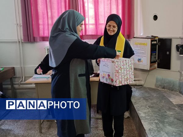 پویش مشق همدلی در دبیرستان شاهد شهید حمامی ناحیه ۶ مشهد