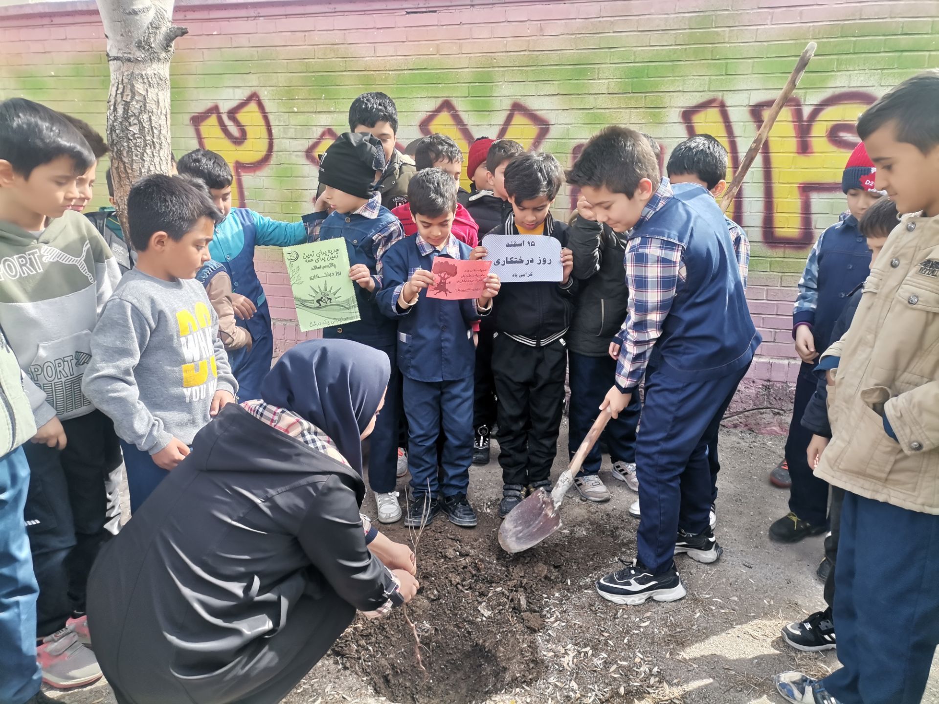 کاشت نهال در دبستان پسرانه مبین شیروان