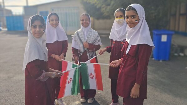 جشن باشکوه دهه فجر و پاسداشت پرچم جمهوری اسلامی در دبستان استقلال حاجی‌آباد