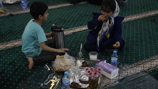 محفل قرآنی خانوادگی و افطاری ساده در مصلی خاتم‌الانبیا زنجان