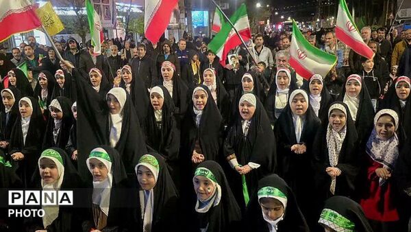 ما پای عهدمان با انقلاب می‌مانیم