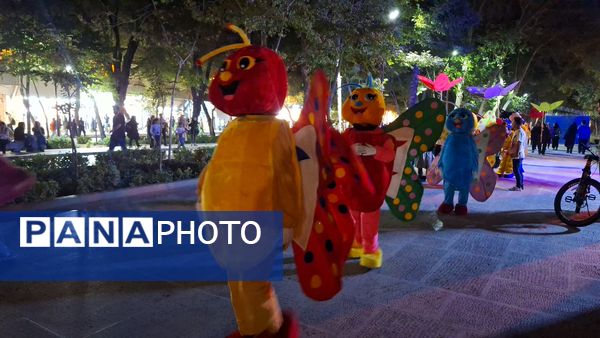 کارناوال عروسکی جشنواره فیلم‌های کودکان و نوجوانان در چهارباغ اصفهان 