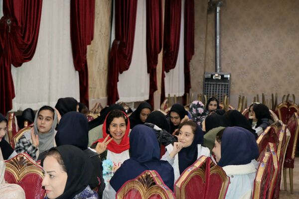 جشن فارغ‌التحصیلی دانش‌آموزان دختر بروجنی