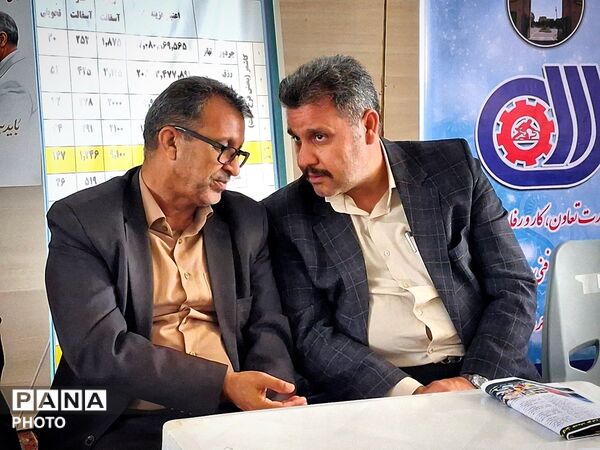 برپایی میز ارتباطات مردمی مسئولان کاشمر در هفته دولت