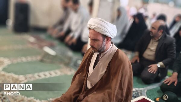 اقامه نخستین نماز جماعت سال تحصیلی جدید در دبیرستان فرهنگیان ناحیه ۴ اصفهان
