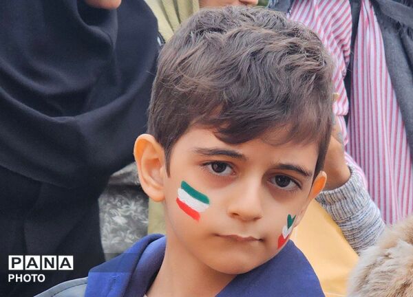 آسمانِ پارک فرهنگیان بناب زیر باران بادبادک‌های رنگی