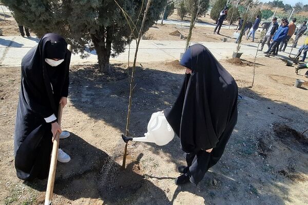 کاشت نهال توسط دانش‌آموزان دبیرستان سعادت کهریزک در محوطه حرم امام خمینی (ره)
