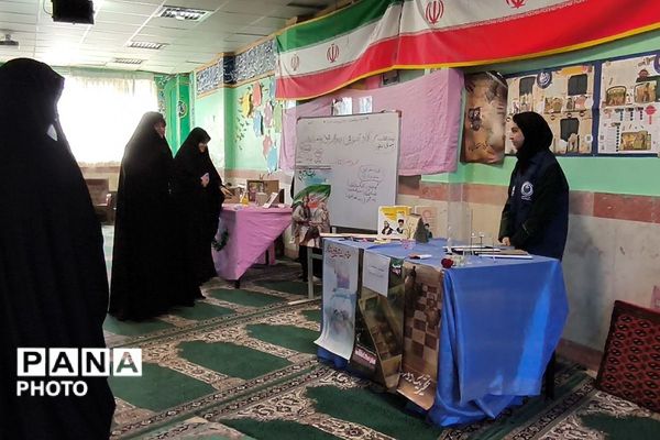 بازدید رئیس اتحادیه انجمن‌های اسلامی دانش‌آموزی استان تهران از نمایشگاه‌های «مدرسه انقلاب» در فیروزکوه