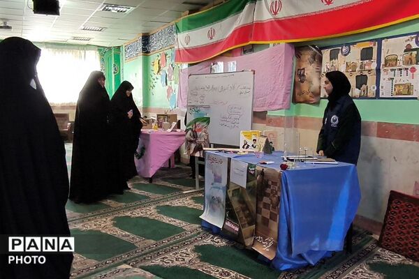 بازدید رئیس اتحادیه انجمن‌های اسلامی دانش‌آموزی استان تهران از نمایشگاه‌های «مدرسه انقلاب» در فیروزکوه