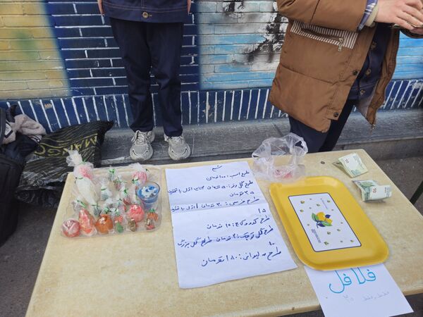  بازارچه دانش آموزی به مناسبت سالگرد پیروزی انقلاب اسلامی در دبستان پسرانه پاسدارن ناحیه ۳