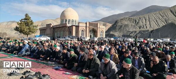 نمازبندگی در  گلزار شهدای شهر بار
