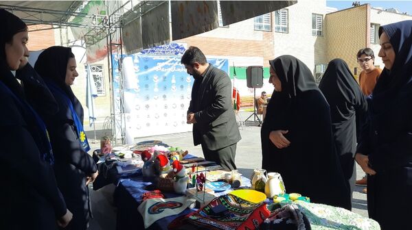 اولین نمایشگاه ماها در دبیرستان فرزانگان ۲ دوره دوم ناحیه ۷ مشهد