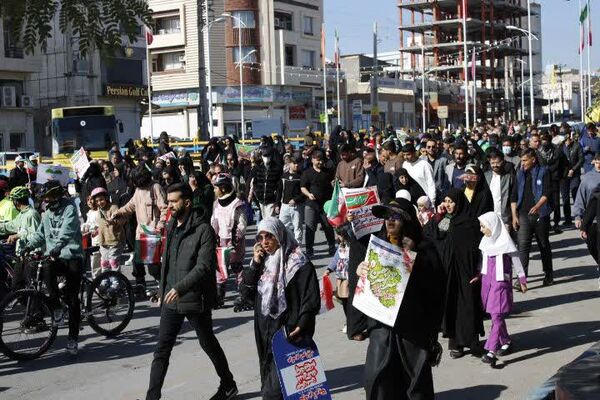 حضور پرشور دانش‌آموزان گچساران در راهپیمایی ۲۲ بهمن