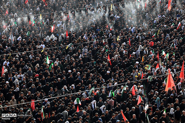  اقامه نماز بر پیکر مطهر رهبر شهید انقلاب و شهدای خانواده ایشان