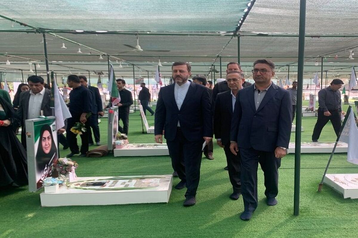 ادای احترام معاون ‌حقوقی وزارت امور خارجه به شهدای میناب