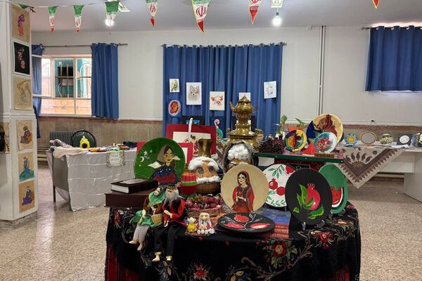 آیین افتتاحیه نمایشگاه هنری «ماها» در هنرستان شهید تاجیک بهارستان‌دو