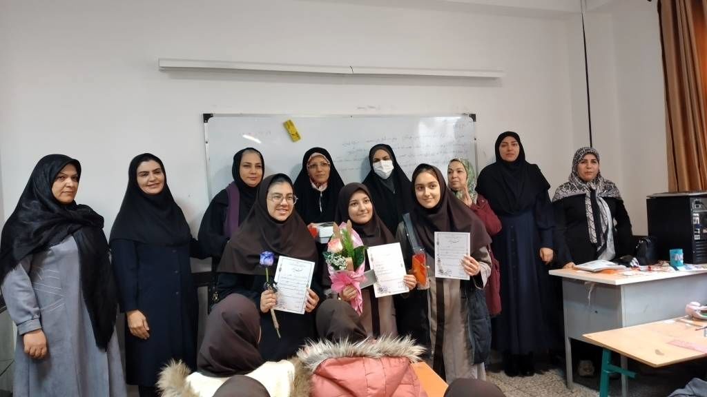 تقدیر از دانش‌آموزان برتر دبیرستان محبوبه دانش