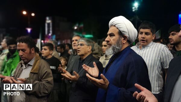 میدان امام خمینی (ره) شهرستان کوهدشت غرق در شور مردمی