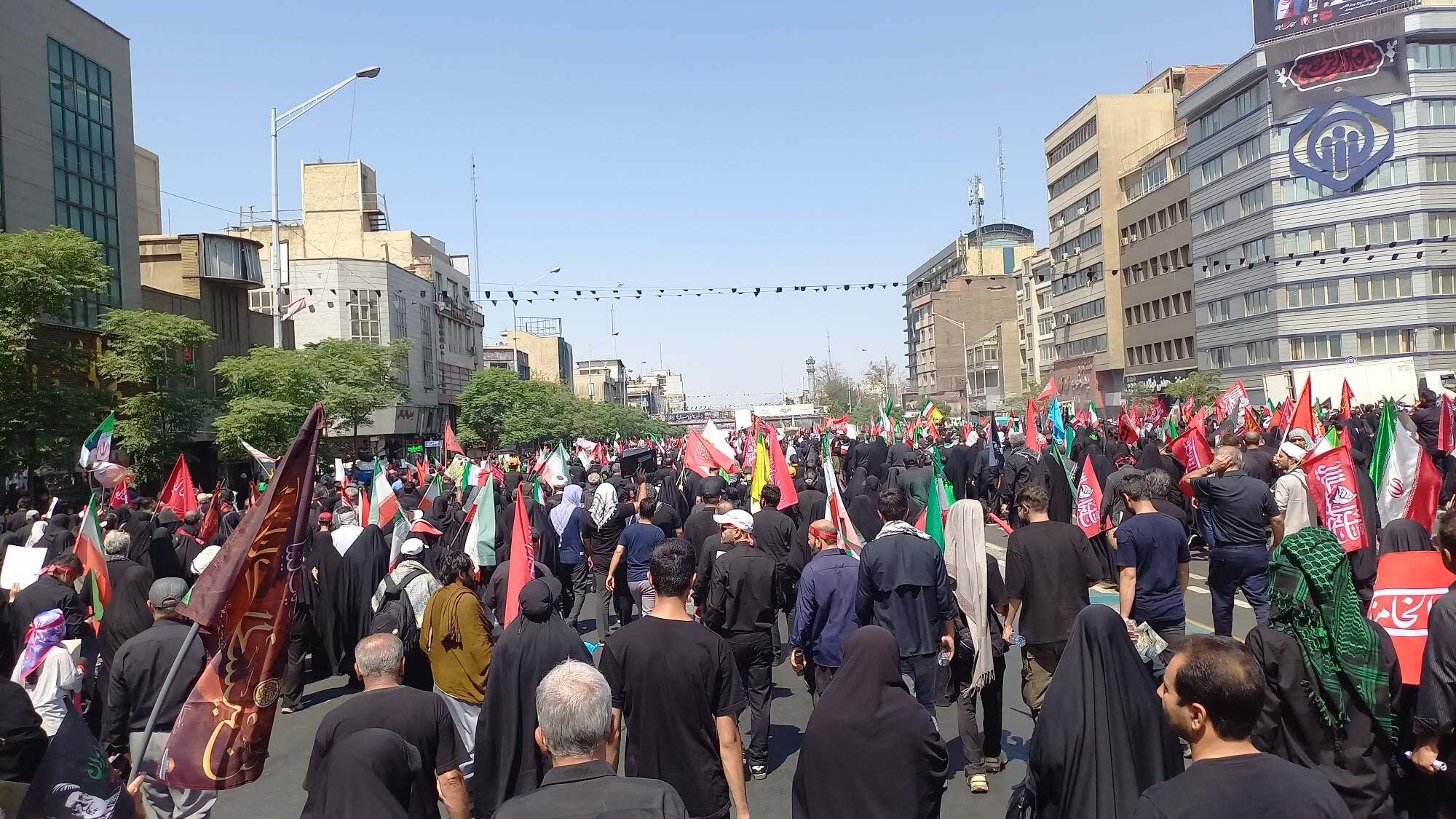 تهران در سوگ؛ خیابان‌ها لبریز از حضور مردم