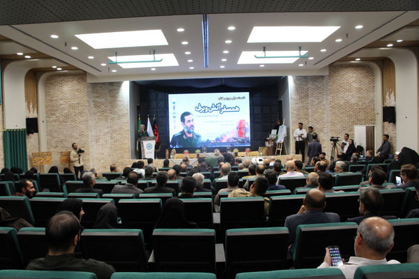 نشست بررسی کتاب همسفر آتش و برف یزد