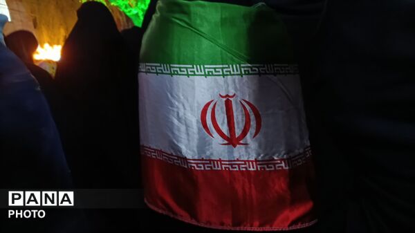 دهه نودی‌ها همچنان ایستاده اند